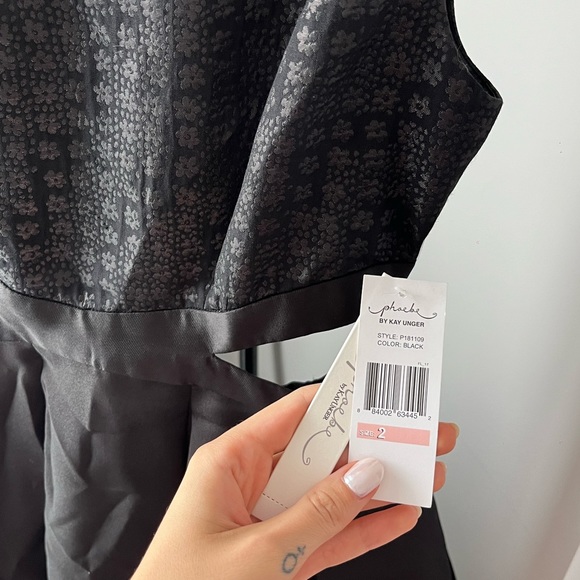 Dress with flattering cut outs - Picture 2 of 2